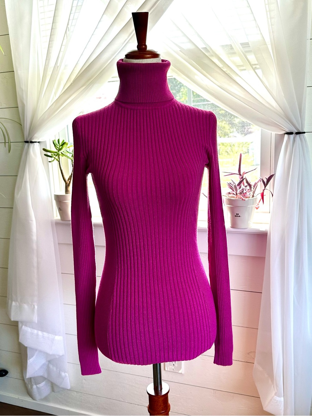 EUC Express magenta pink ribbed long-sleeve turtleneck sweater size medium